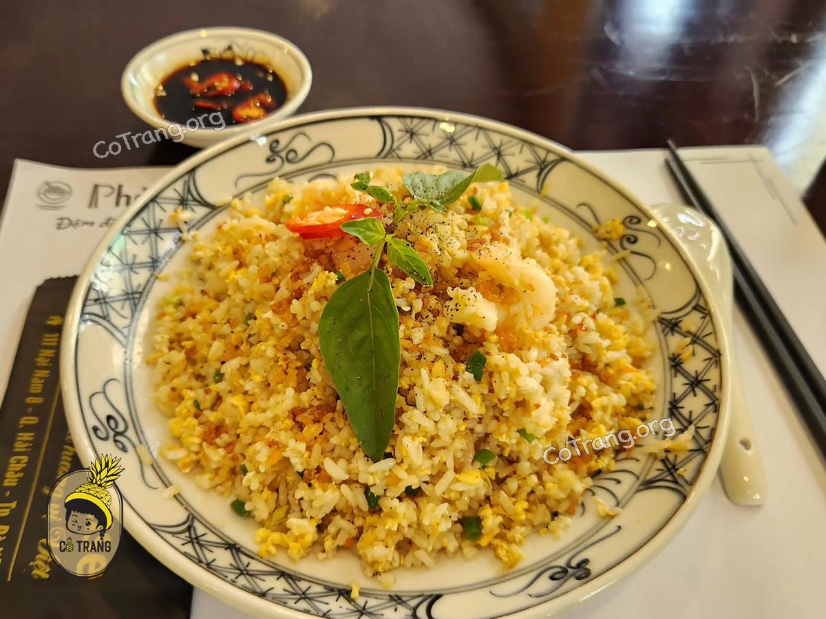 Không gian và món ăn tại Nhà Hàng Phở House Đà Nẵng