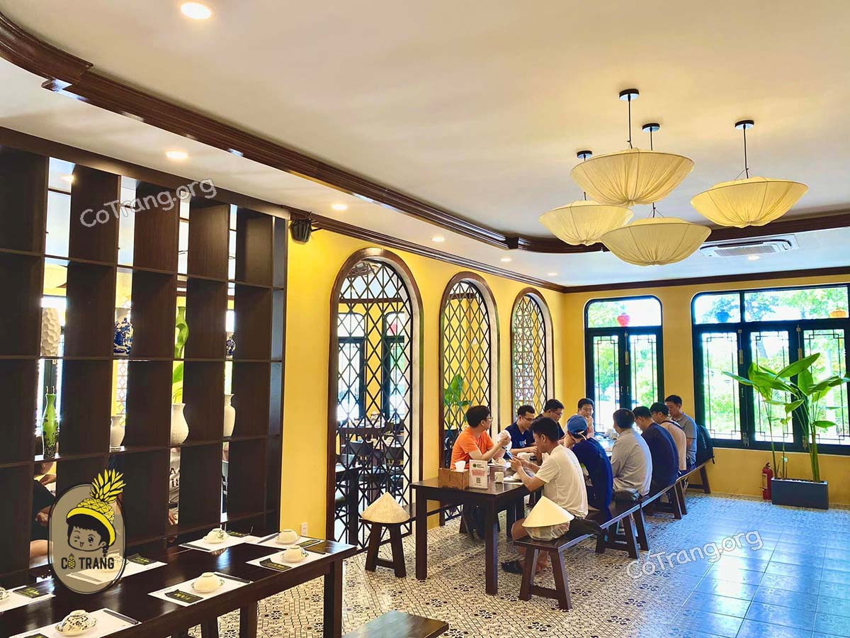 Không gian và món ăn tại Nhà Hàng Phở House Đà Nẵng