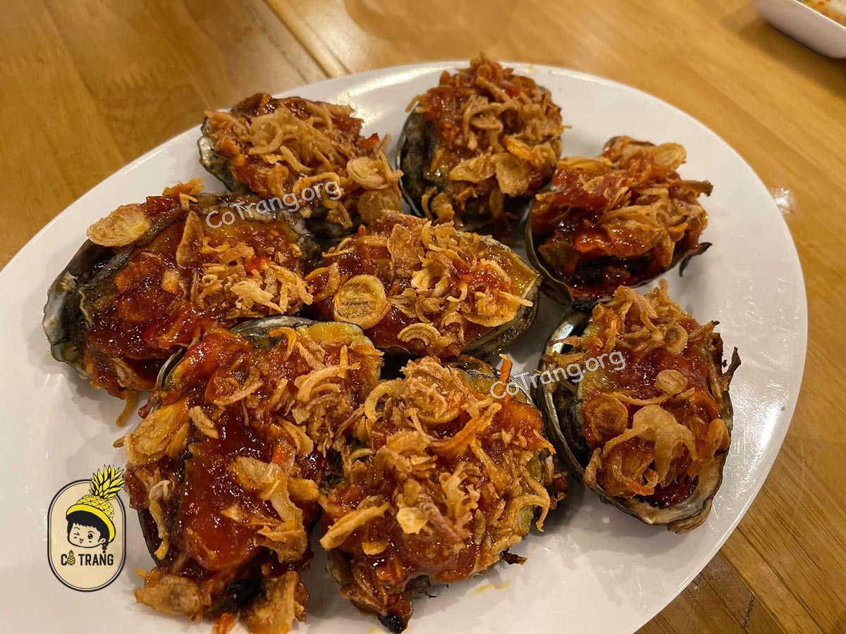 Không gian và món ăn tại Quán