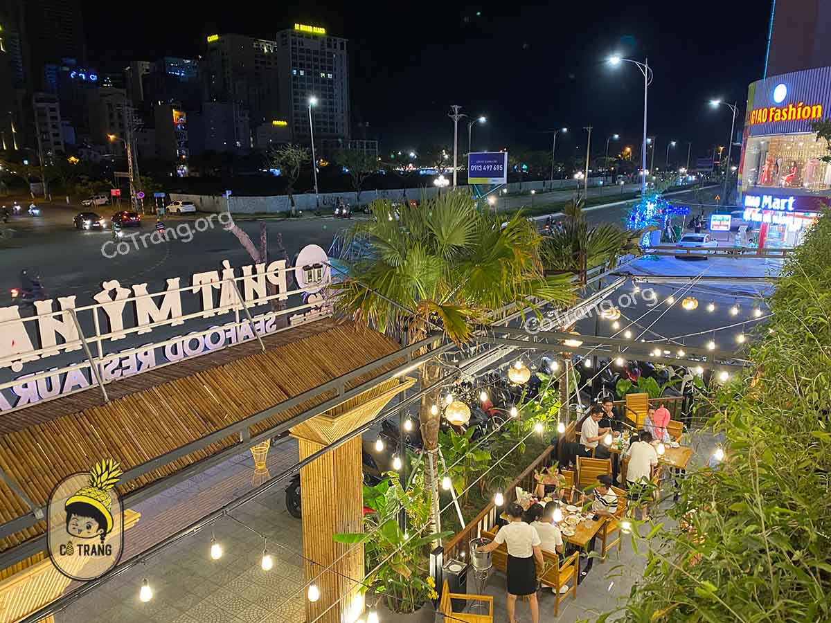 Không gian và món ăn tại Quán