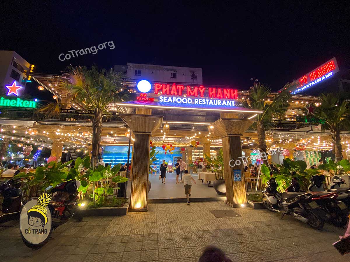 Không gian và món ăn tại Quán