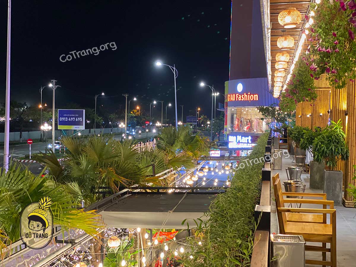 Không gian và món ăn tại Quán