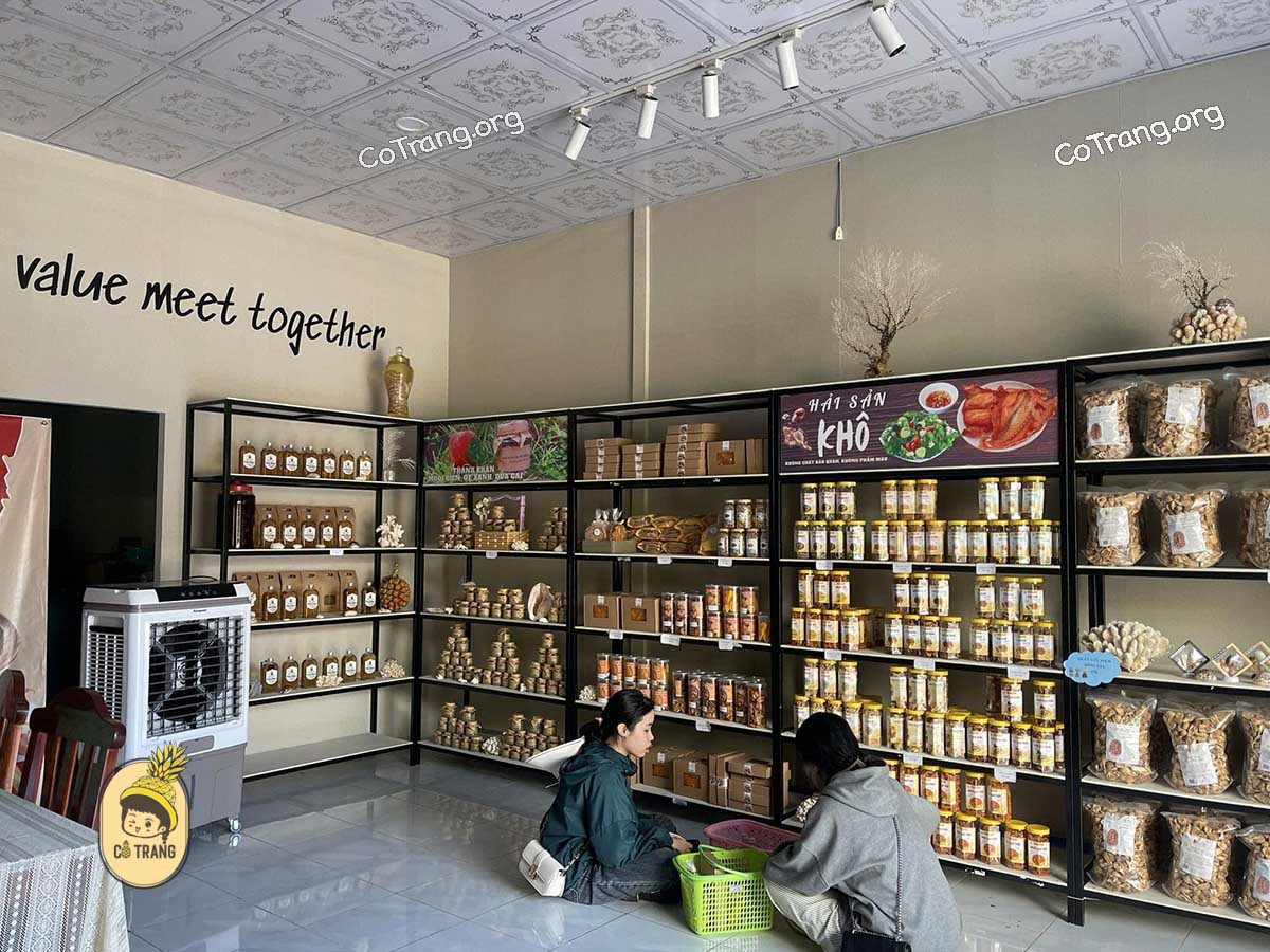 Dứa - Đặc Sản Phú Quý: Cửa hàng bán đặc sản làm quà ngon