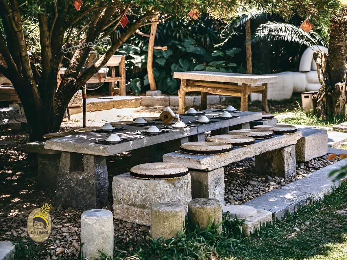 Không gian và các món ăn thực tế tại An Nhiên Garden Vegetarian Huế