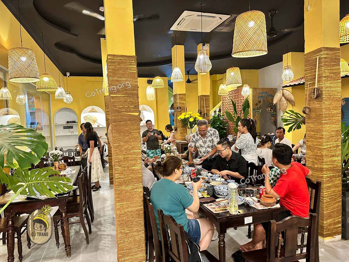 Không gian thực tế tại Cơm Quê Má Hai Đà Nẵng