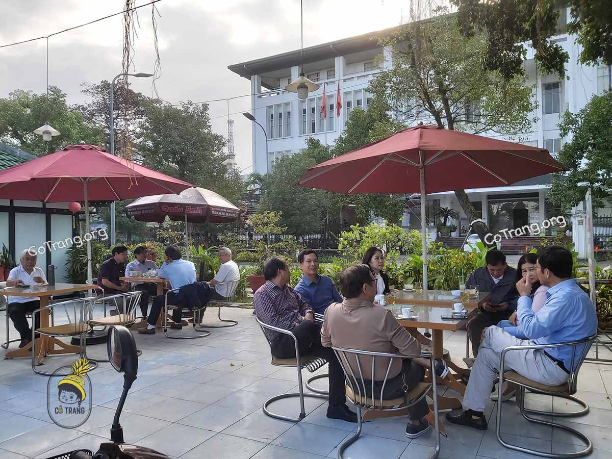 Menu và không gian tại nhà hàng Bồ Đề Huế.