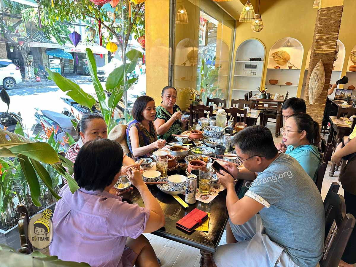 Không gian thực tế tại Cơm Quê Má Hai Đà Nẵng