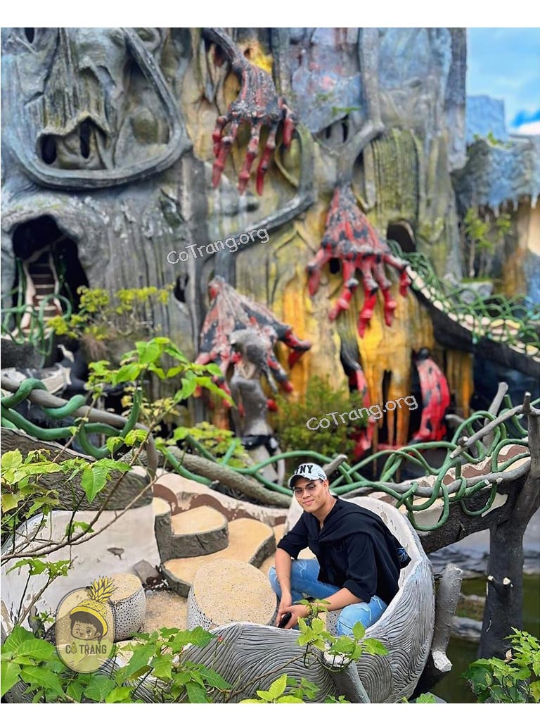 Giá vé và góc checkin tại Crazy House Đà Lạt