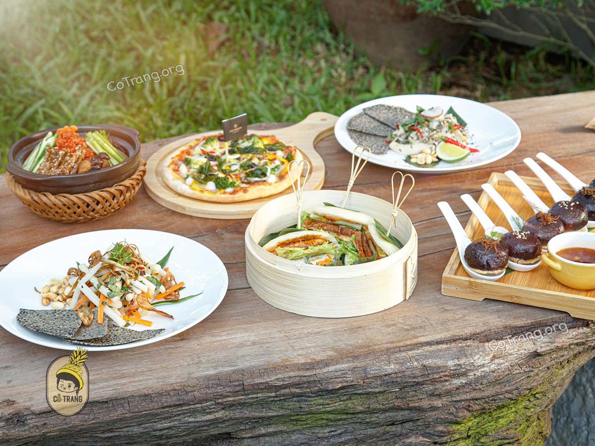 Không gian và các món ăn thực tế tại An Nhiên Garden Vegetarian Huế