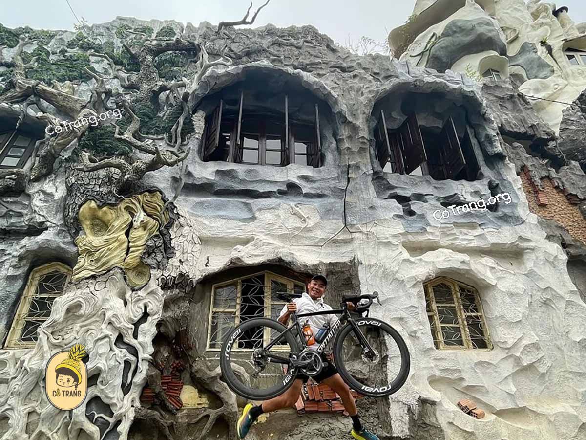 Giá vé và góc checkin tại Crazy House Đà Lạt