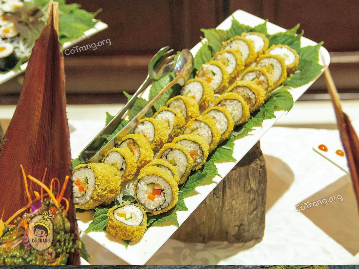 Không gian và các món ăn thực tế tại An Nhiên Garden Vegetarian Huế
