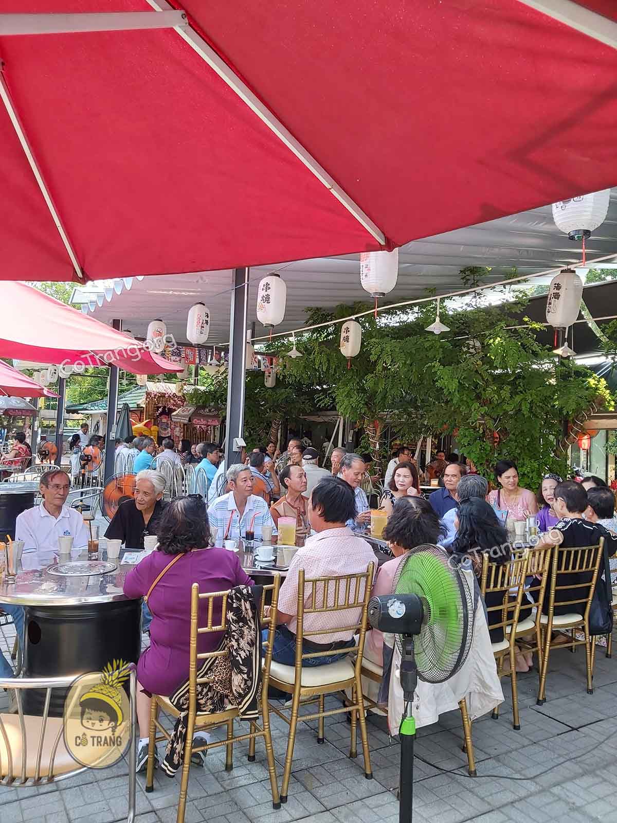 Menu và không gian tại nhà hàng Bồ Đề Huế.