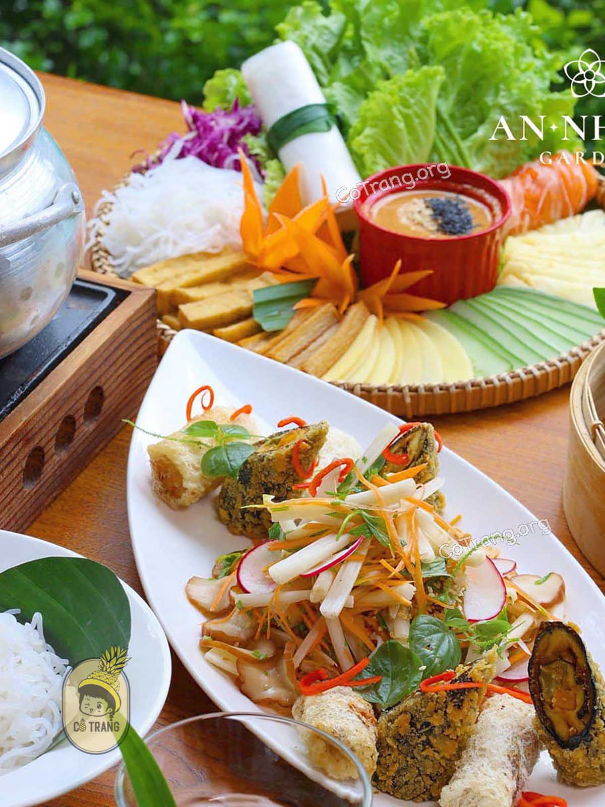 Không gian và các món ăn thực tế tại An Nhiên Garden Vegetarian Huế