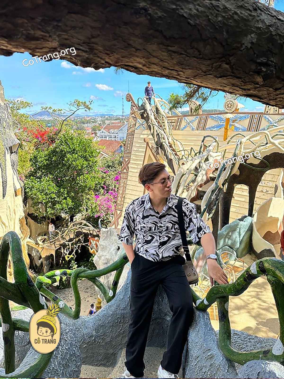 Giá vé và góc checkin tại Crazy House Đà Lạt