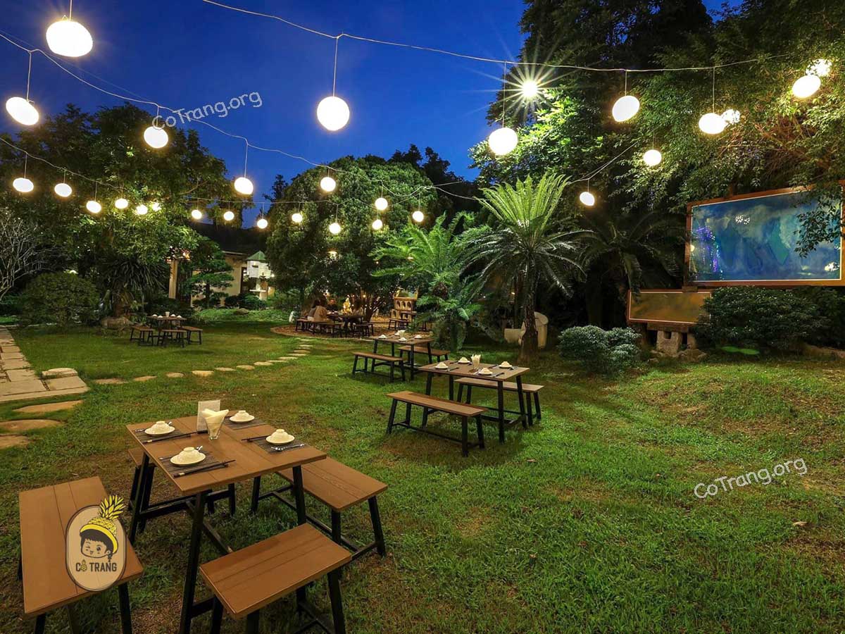 Không gian và các món ăn thực tế tại An Nhiên Garden Vegetarian Huế