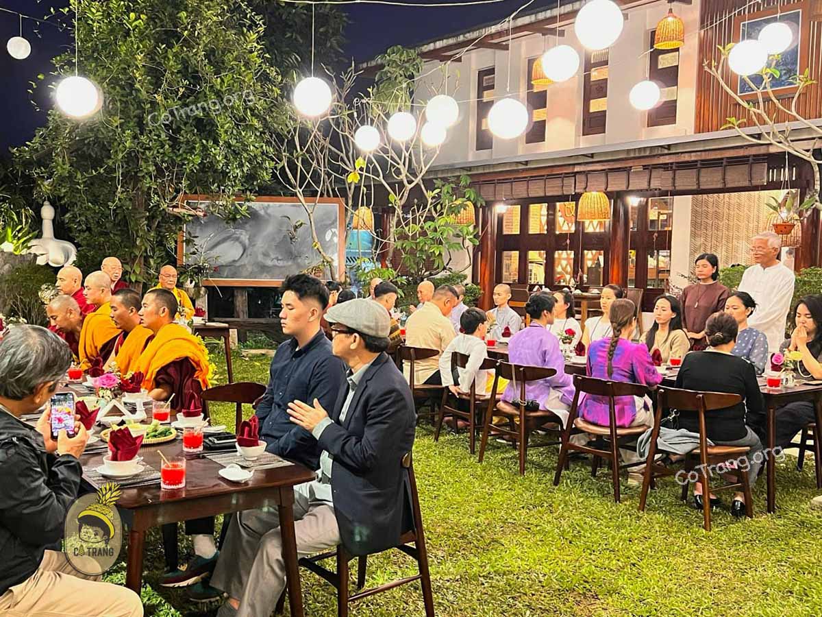 Không gian và các món ăn thực tế tại An Nhiên Garden Vegetarian Huế