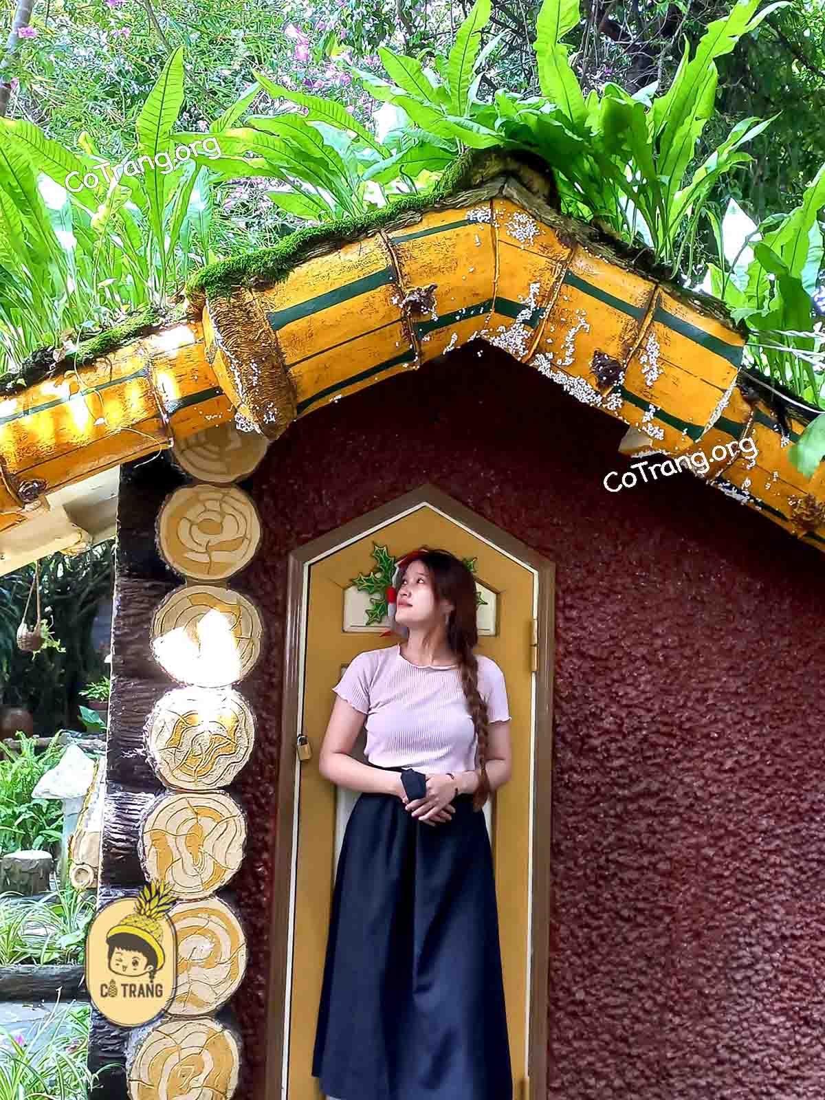 Giá vé và góc checkin tại Crazy House Đà Lạt