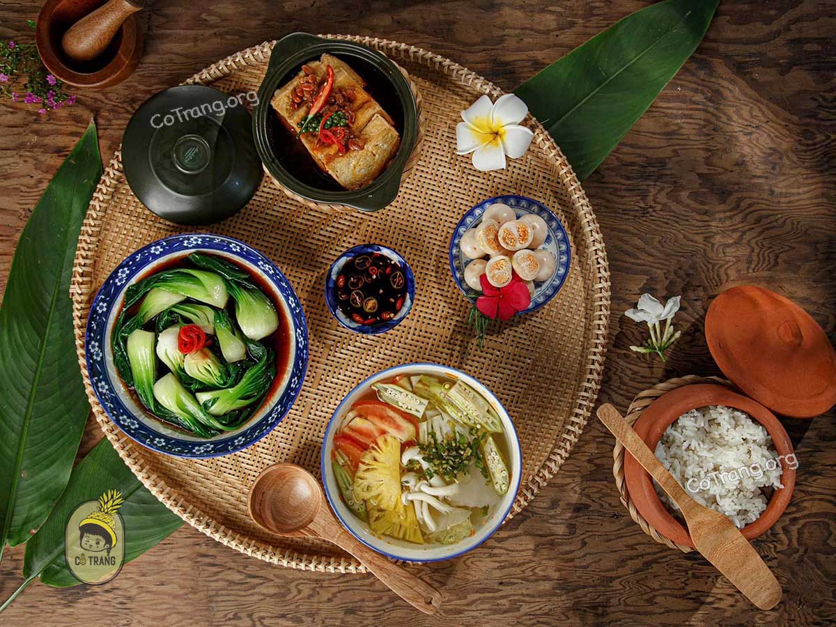 Không gian và các món ăn thực tế tại An Nhiên Garden Vegetarian Huế