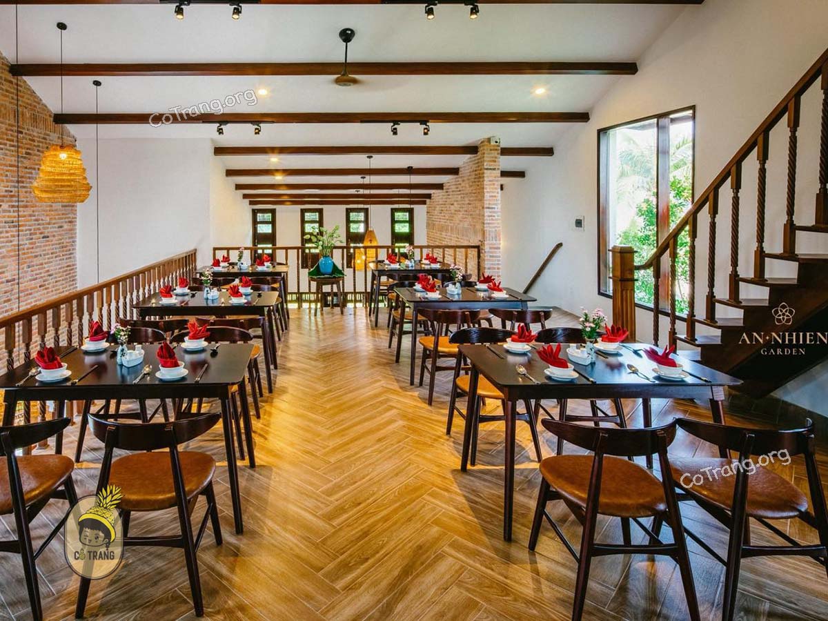 Không gian và các món ăn thực tế tại An Nhiên Garden Vegetarian Huế
