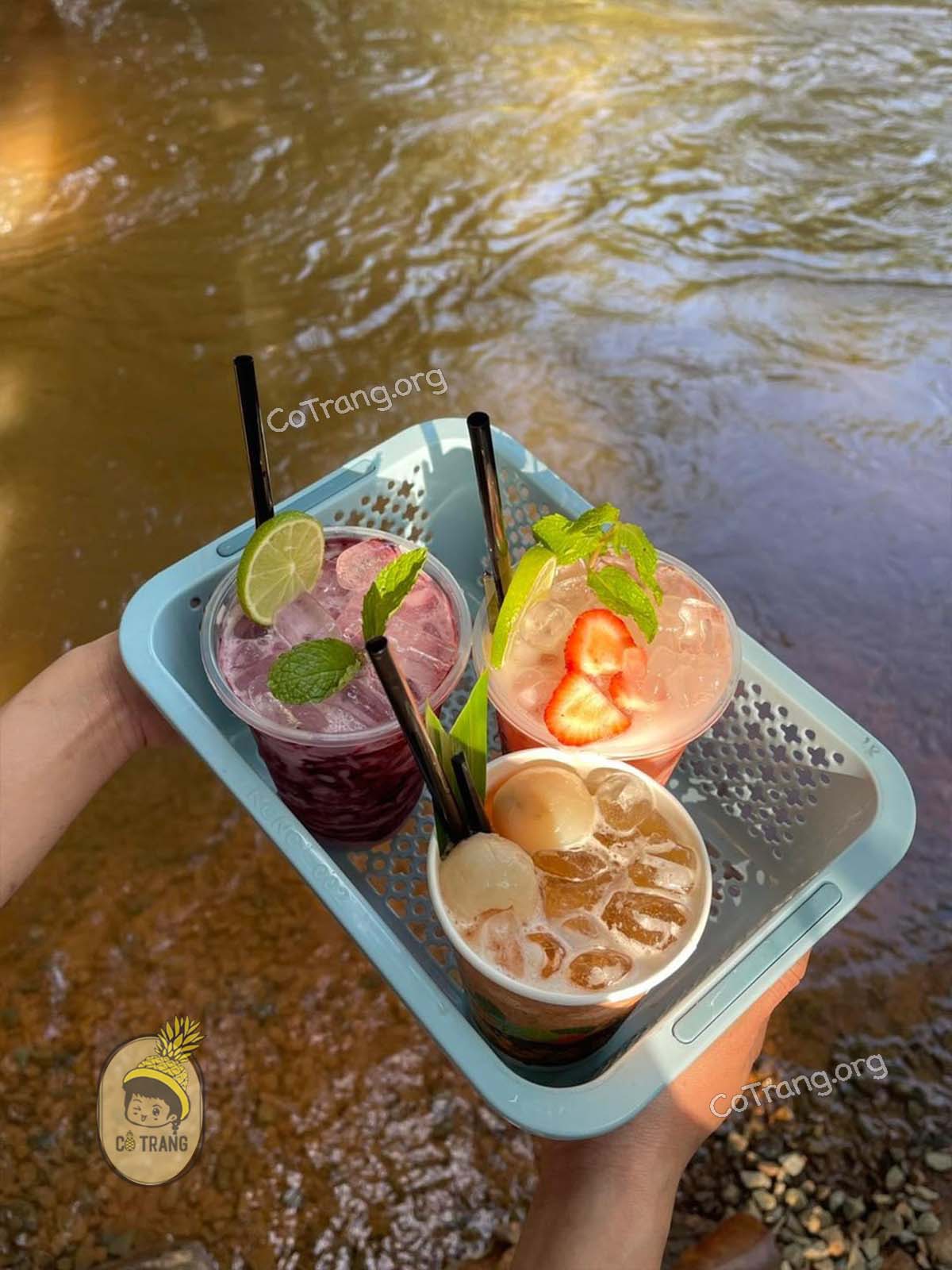 Không gian và menu đồ uống thực tế tại Tiệm Cà Phê Nhà Bên Suối Đà Lạt