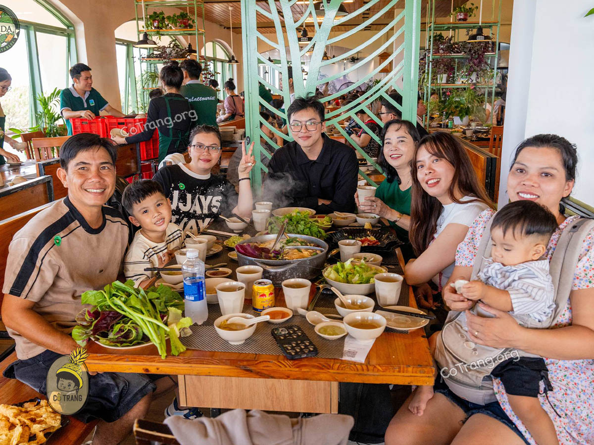 Không gian thực tế tại Nhà Hàng Buffet Rau LeGuDa 