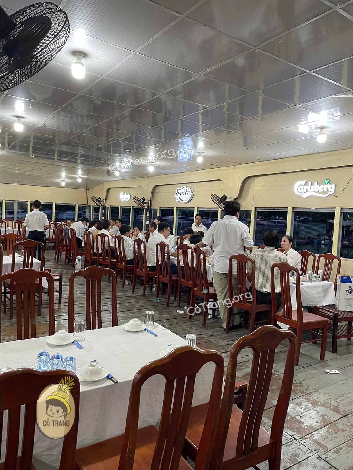 Không gian thực tế tại Nhà hàng nổi Nam Thành Đồng Hới