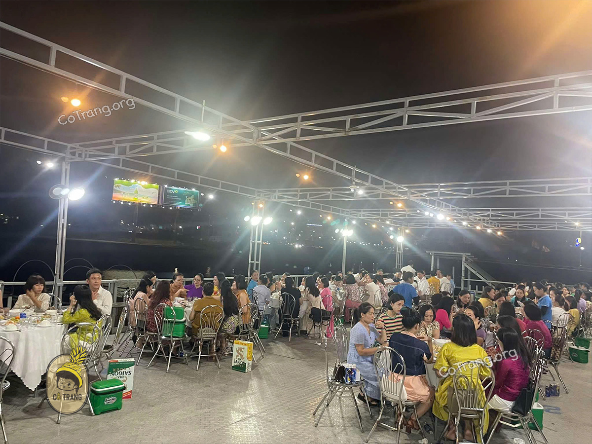 Nhà hàng nổi Nam Thành - Hương Giang, Đồng Hới