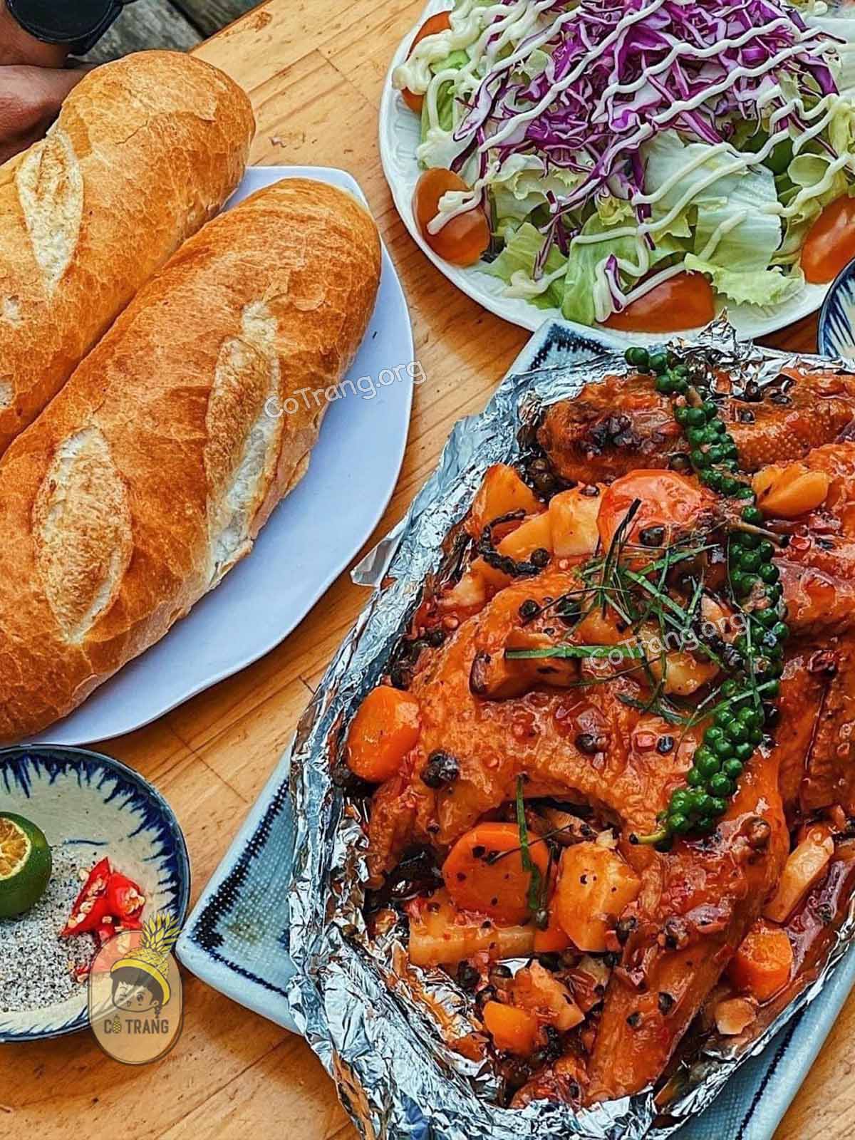 Menu thực đơn và không gian thực tế tại Tiệm Gà TukTuk Đà Lạt