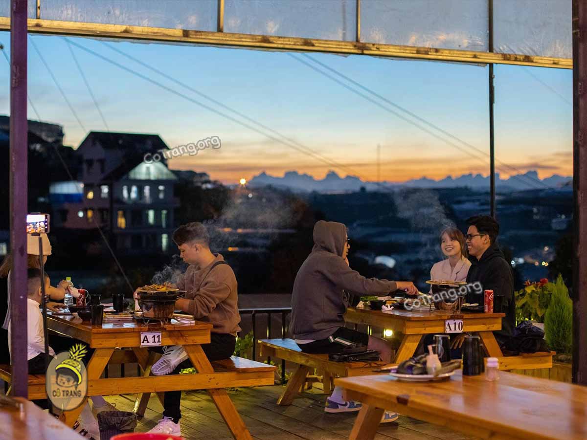 Menu thực đơn và không gian tại Tiệm Nướng & Chill Xóm Lèo
