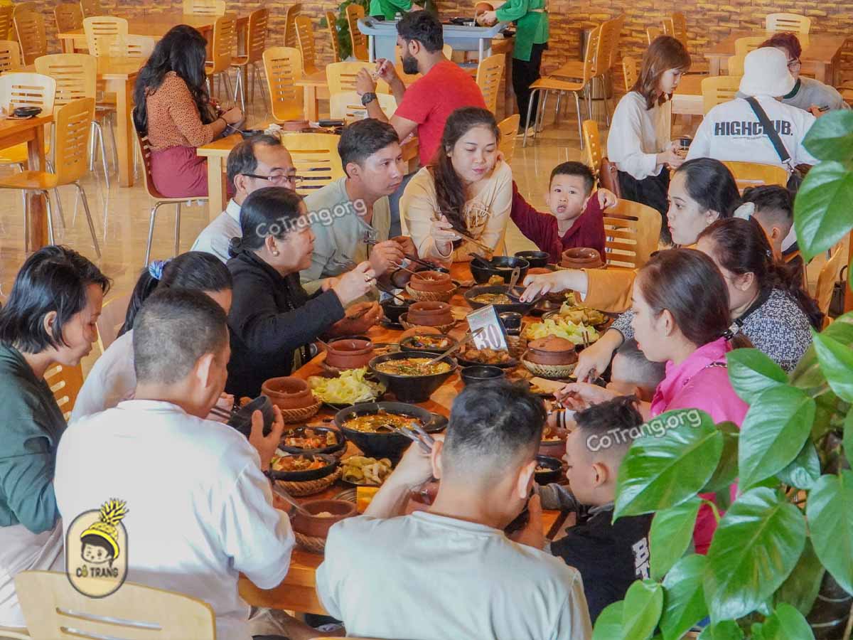 Không gian thực tế tại Nhà Hàng Cơm Niêu Fresh Đà Lạt