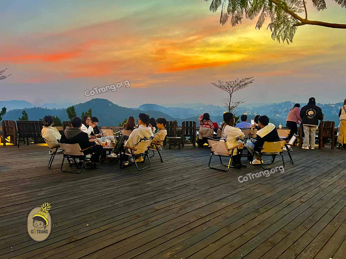 Menu đồ uống và không gian thực tế tại Tiệm Cà Phê Dốc Thị Đà Lạt