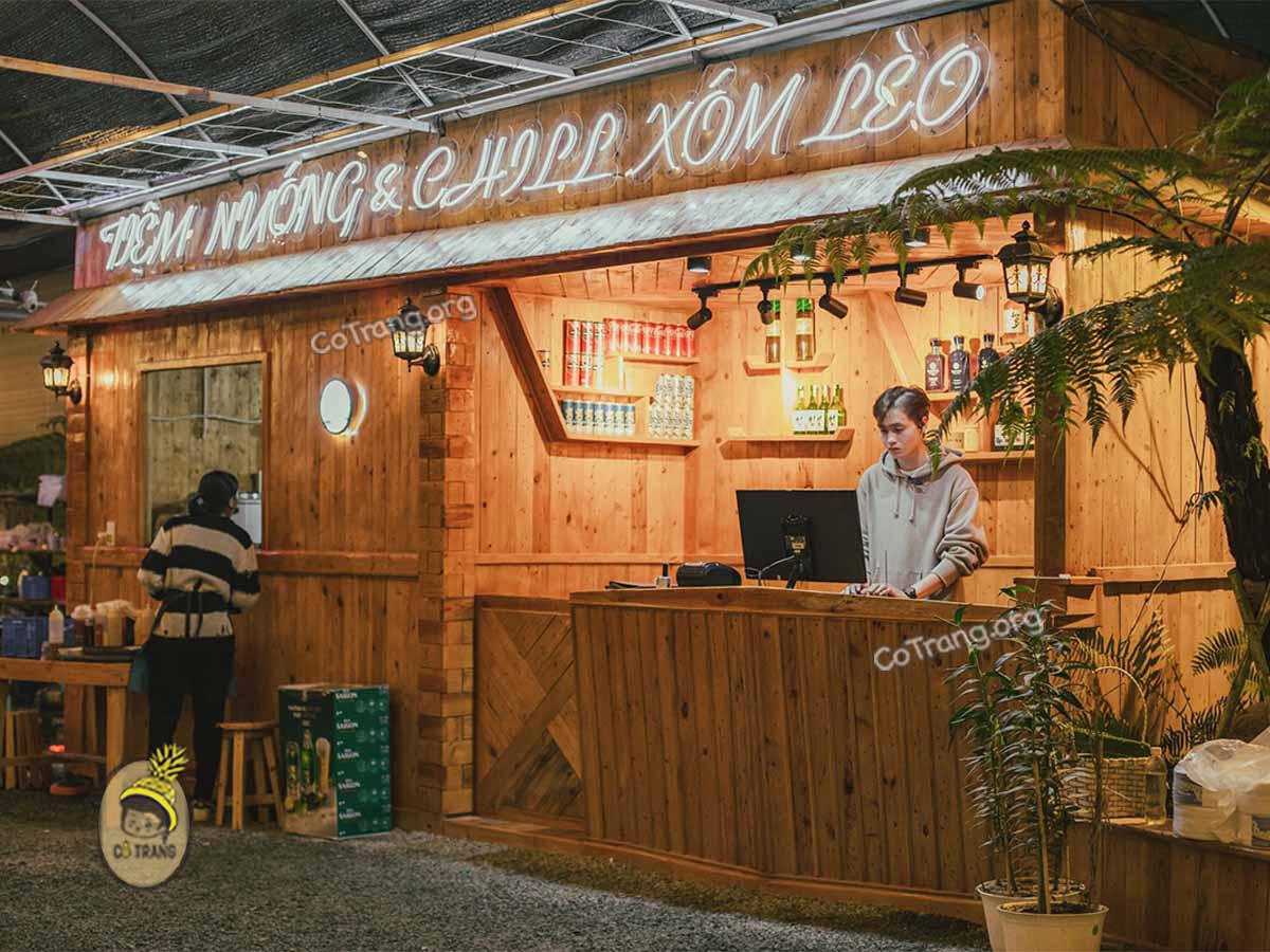Menu thực đơn và không gian tại Tiệm Nướng & Chill Xóm Lèo