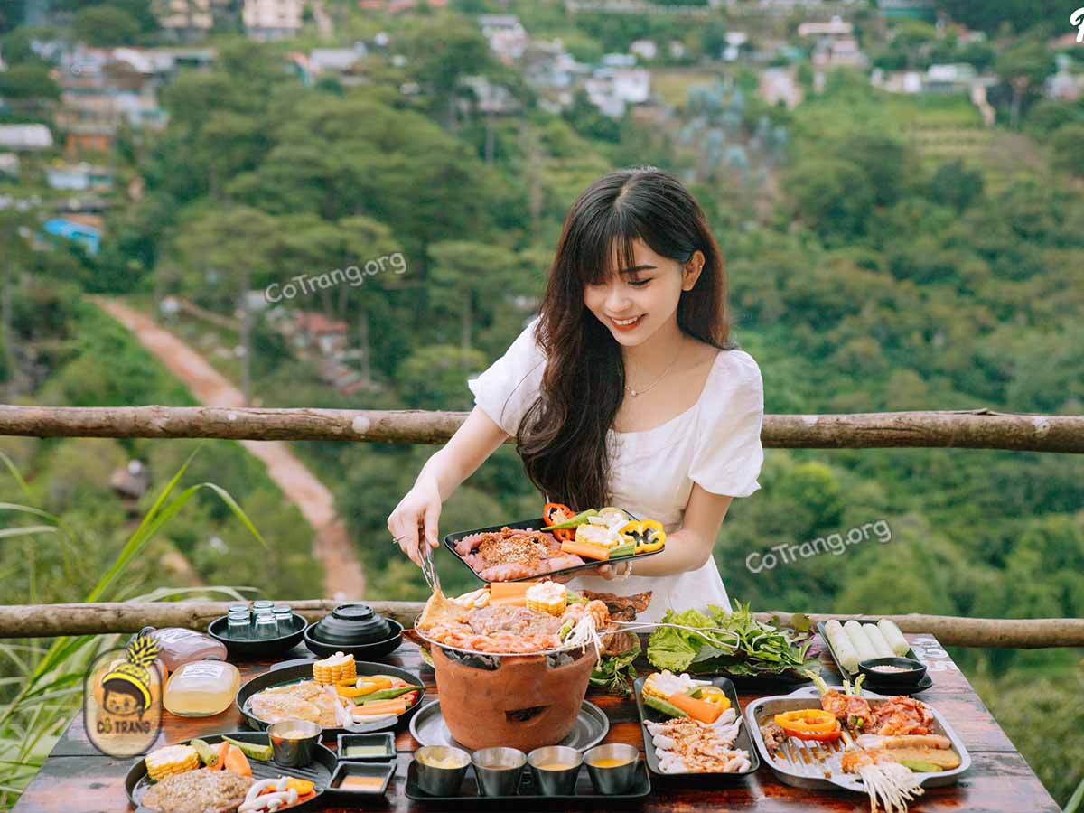 Không gian thực tế tại Tiệm Gà Lưng Chừng Đồi Đà Lạt