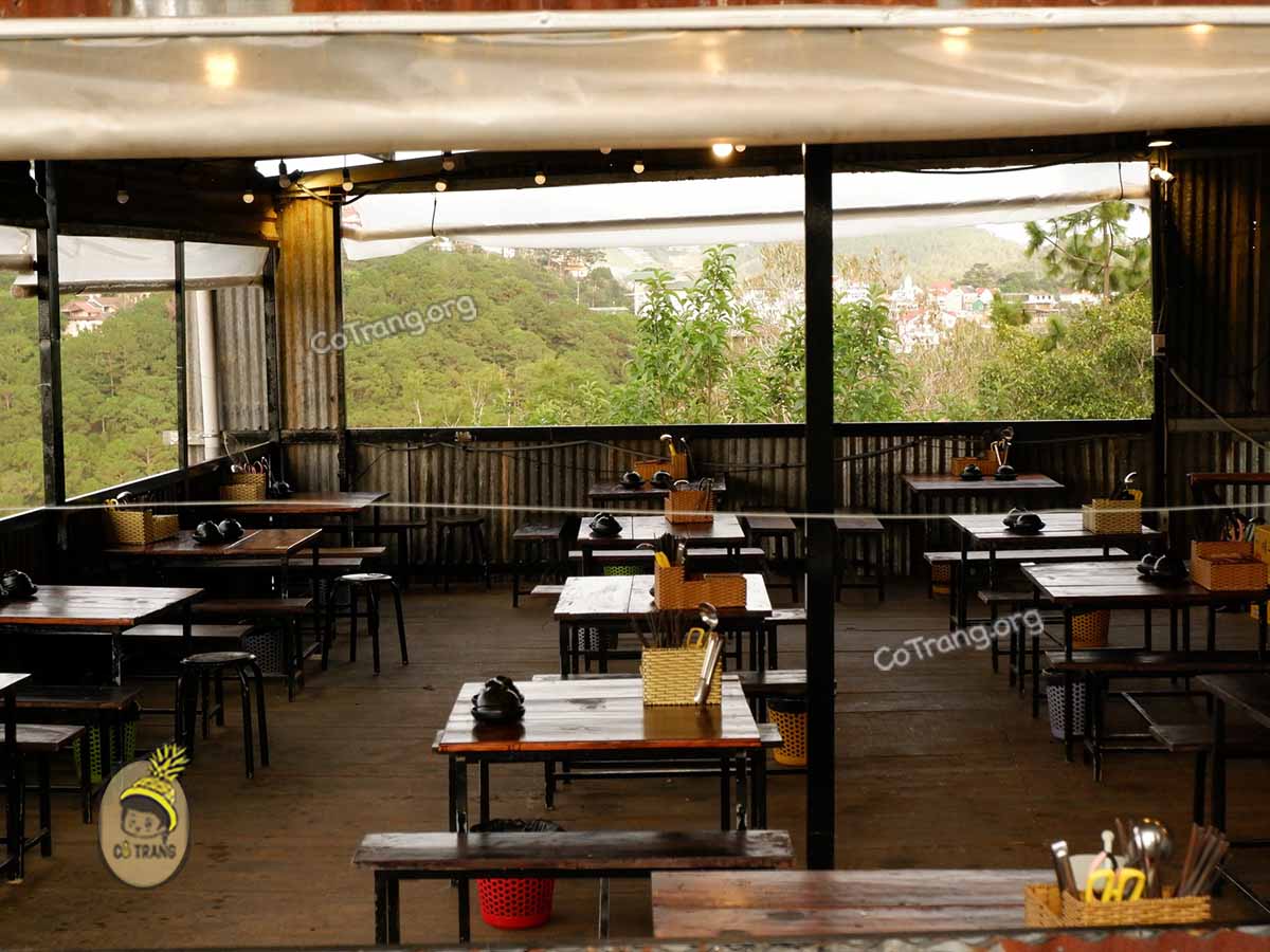 Không gian thực tế tại Tiệm Gà Lưng Chừng Đồi Đà Lạt