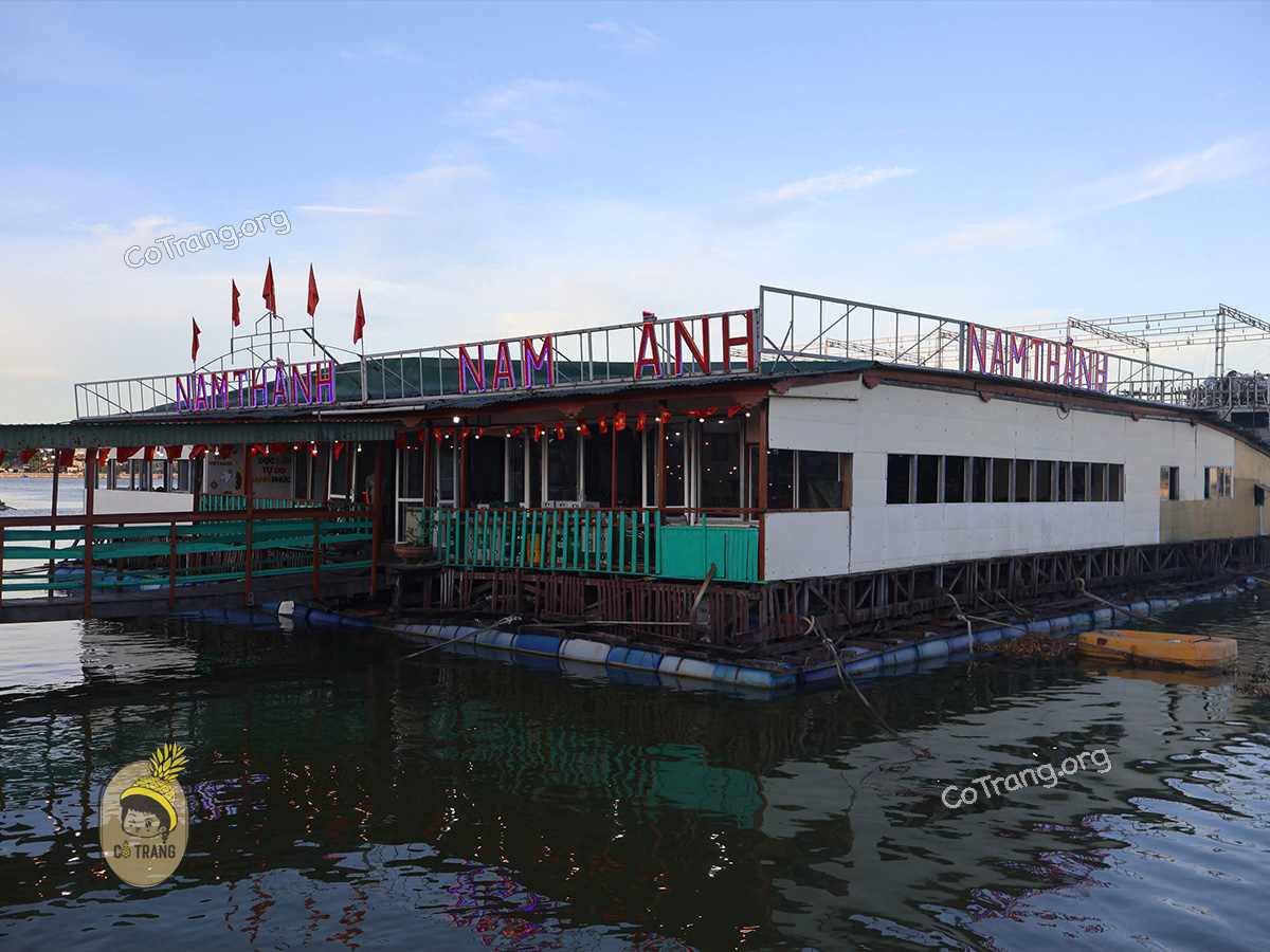 Không gian thực tế tại Nhà hàng nổi Nam Thành Đồng Hới