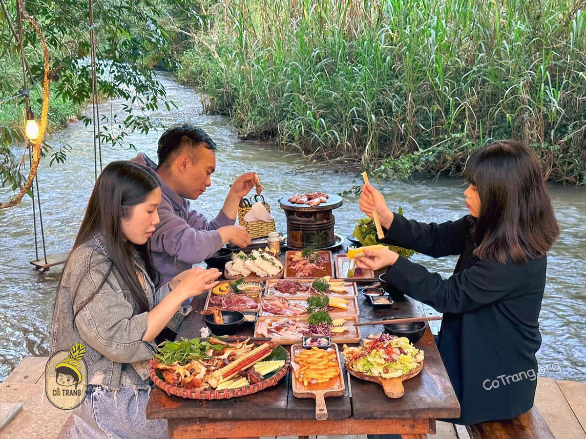 Không gian và menu đồ uống thực tế tại Tiệm Cà Phê Nhà Bên Suối Đà Lạt