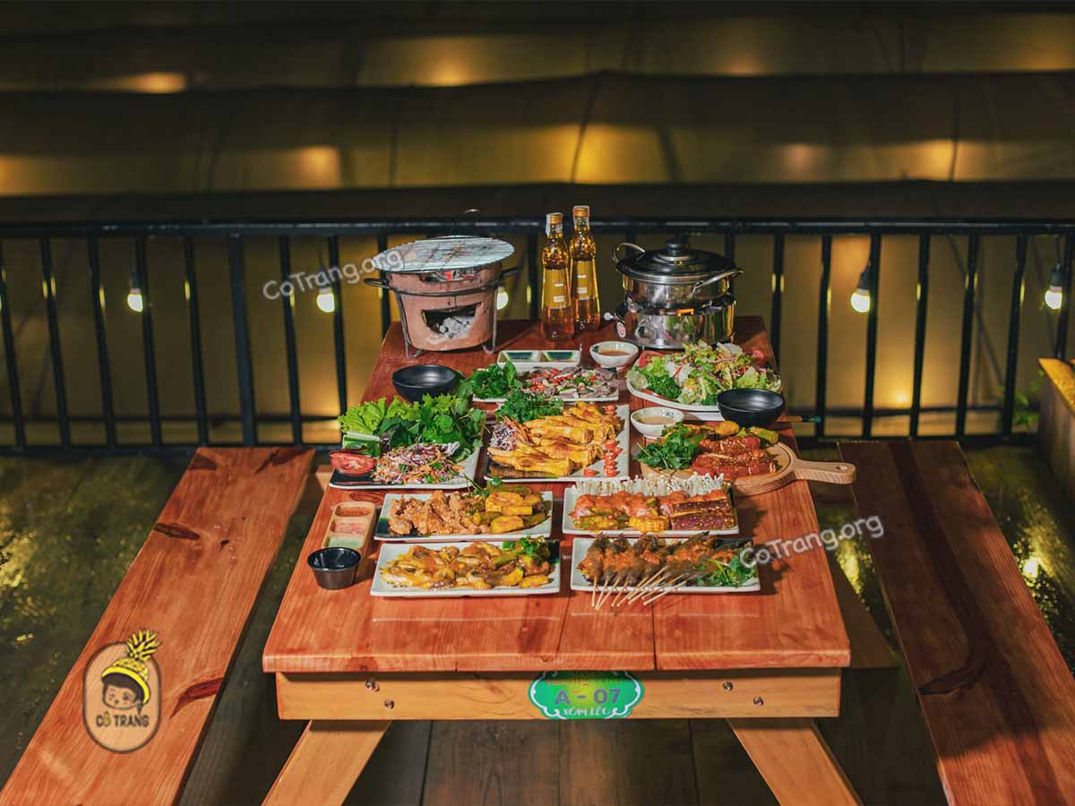 Menu thực đơn và không gian tại Tiệm Nướng & Chill Xóm Lèo