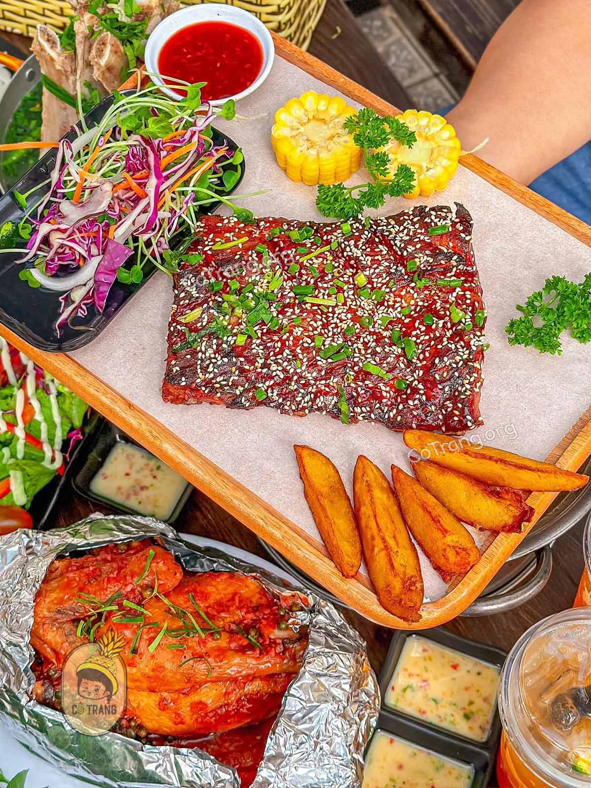 Menu thực đơn và không gian thực tế tại Tiệm Gà TukTuk Đà Lạt