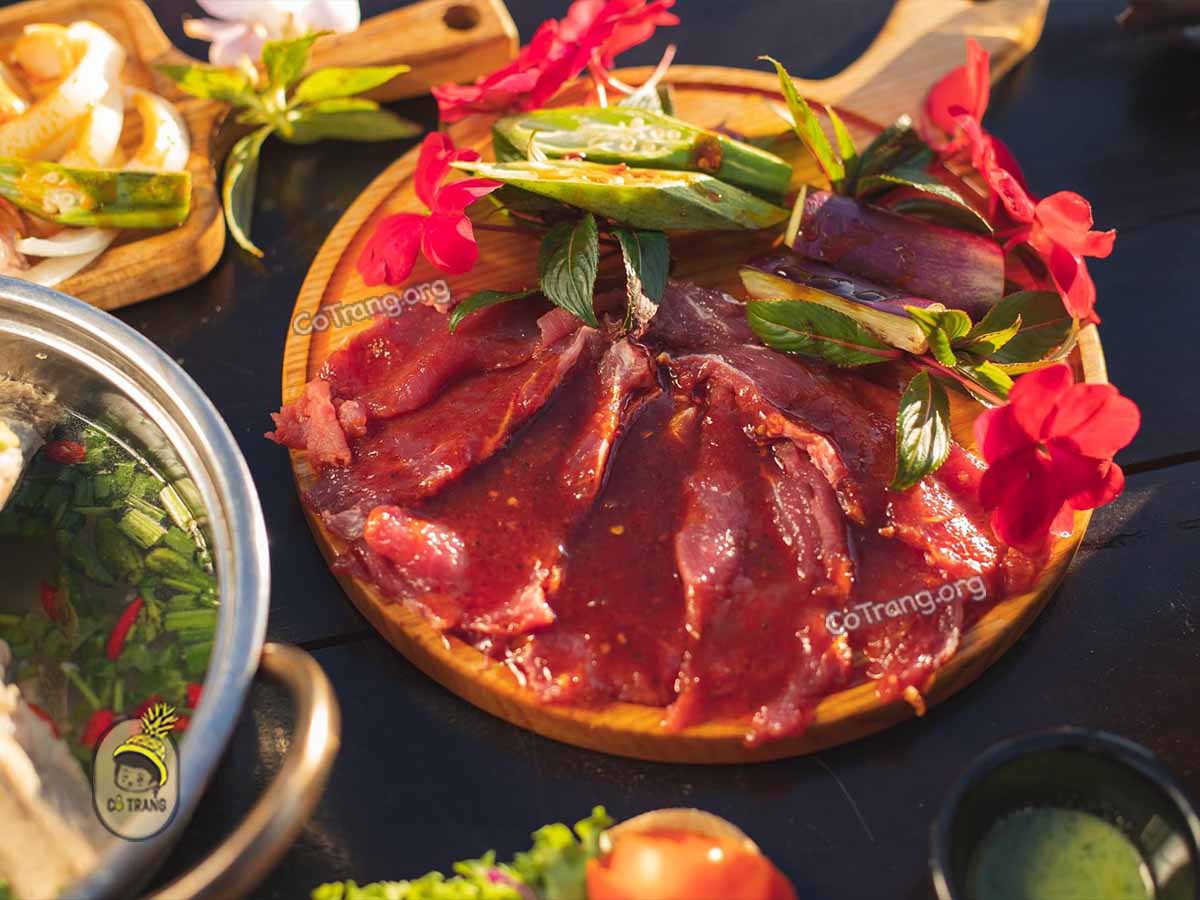 Menu thực đơn và không gian tại Tiệm Nướng & Chill Xóm Lèo