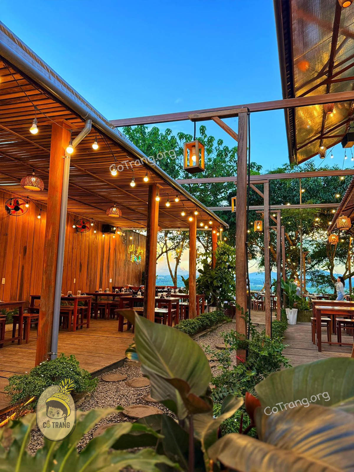 Không gian và menu món ăn thực tế tại Chill Lưng Chừng Gia Lai