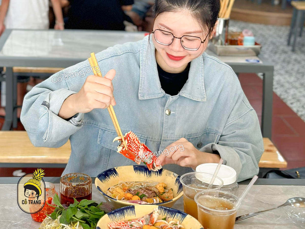 Không gian thực tế tại quán Bún Càng Cúm Vũng Tàu