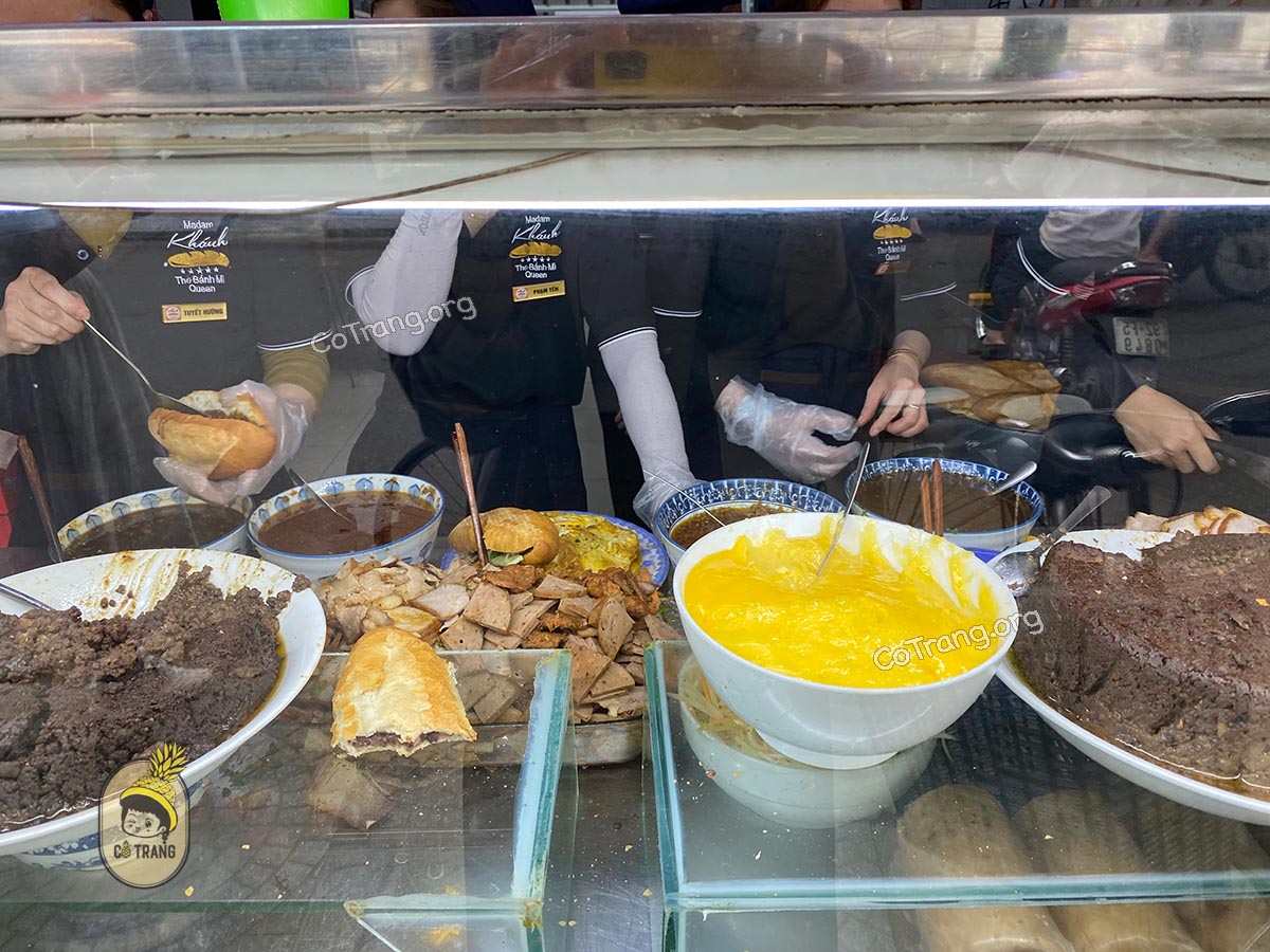 Không gian thực tế tại Bánh Mì Madam Khanh Hội An