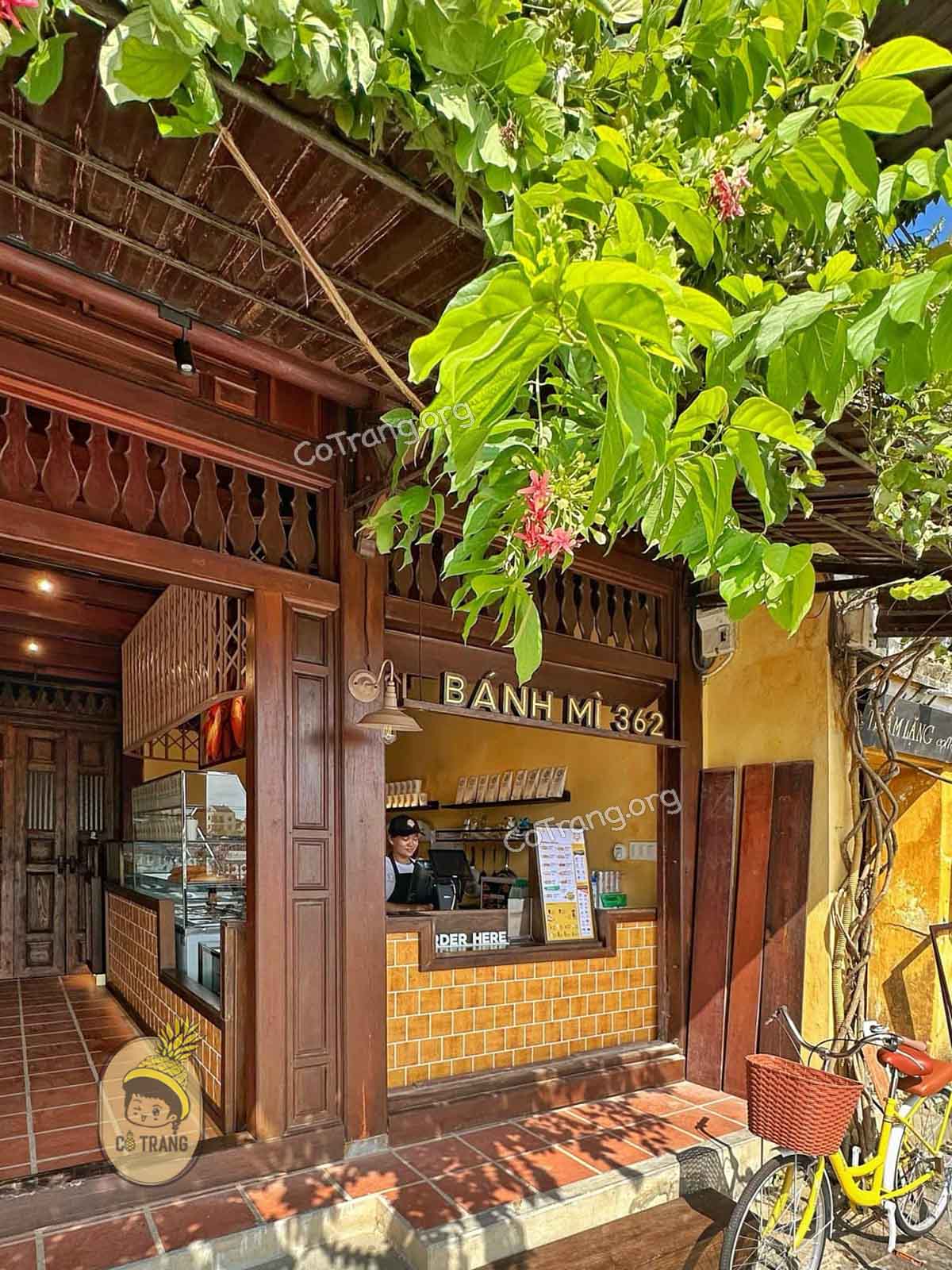Không gian tại quán Bánh mÌ 362 Hội An