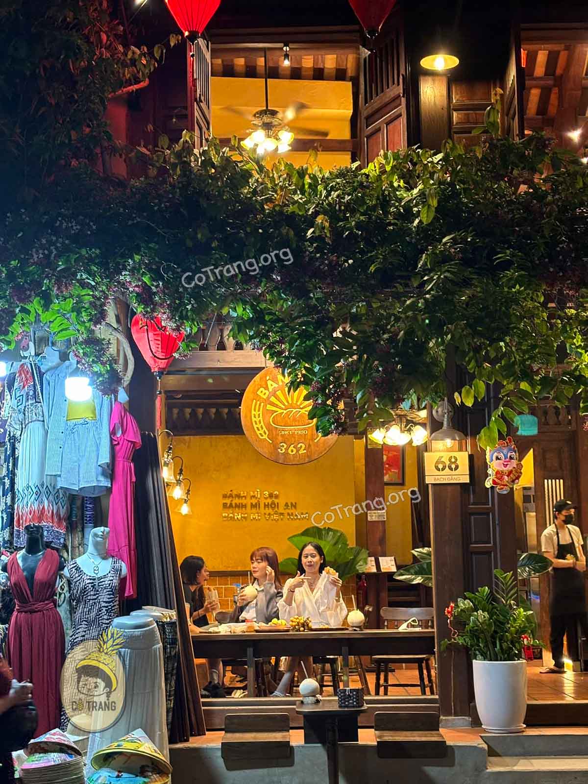 Không gian tại quán Bánh mÌ 362 Hội An