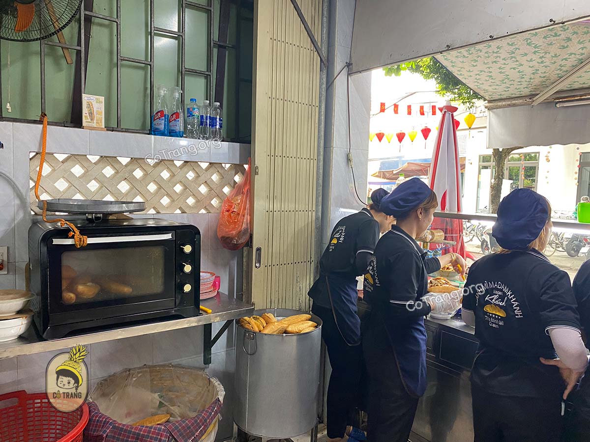 Không gian thực tế tại Bánh Mì Madam Khanh Hội An
