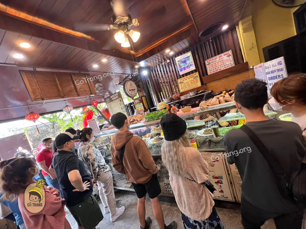 Không gian thực tế tại quán Bánh Mì Phượng Hội An