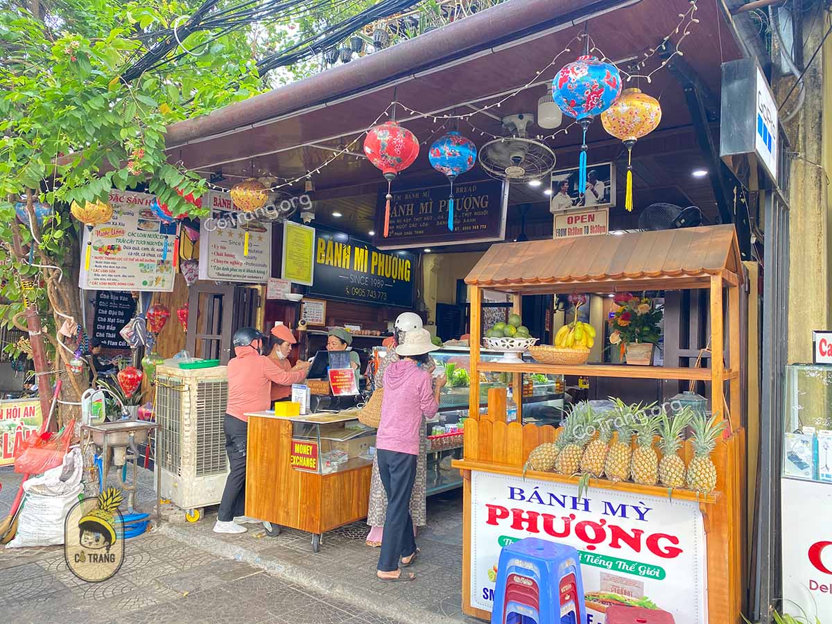 Không gian thực tế tại quán Bánh Mì Phượng Hội An