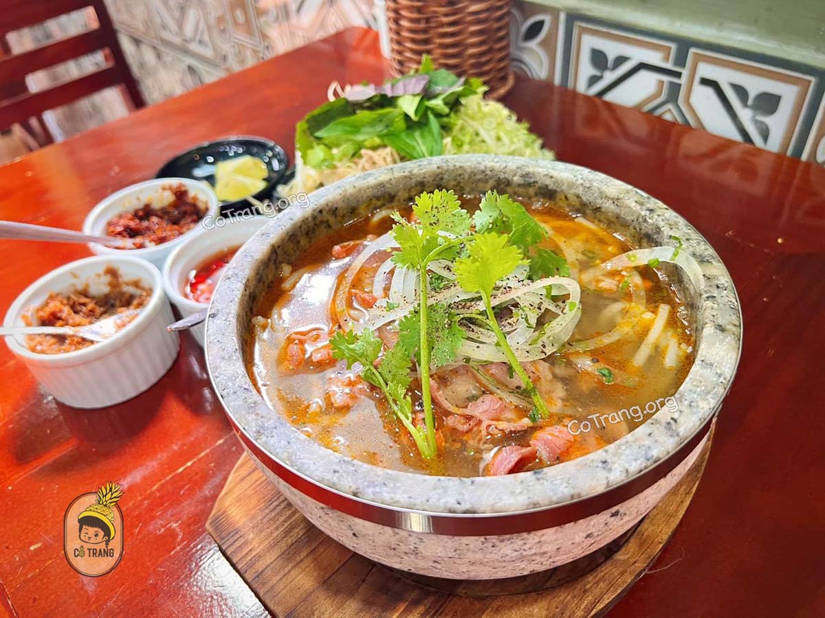 Menu thức ăn tại Bún bò Thố Đá O Chín Đà Lạt