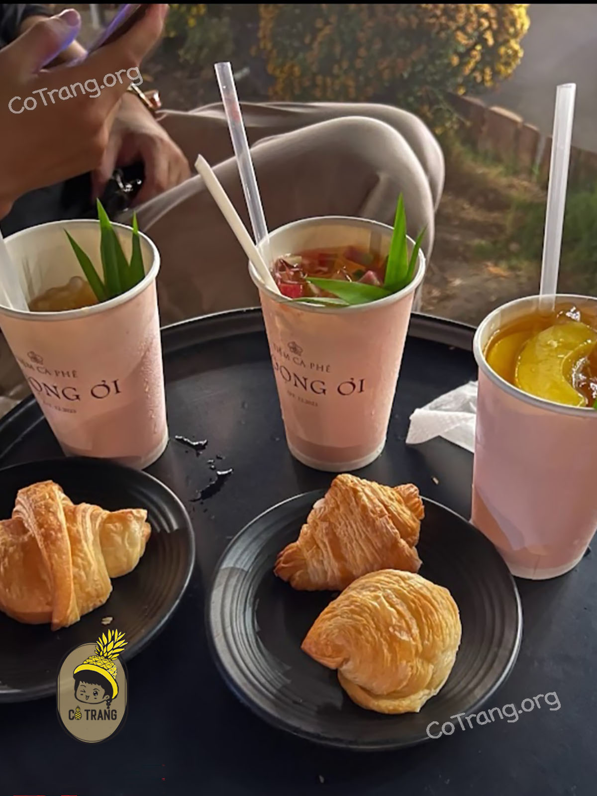 Không gian thực tế và menu thức uống tại Tiệm Cà Phê Nọong Ơi Sài Gòn