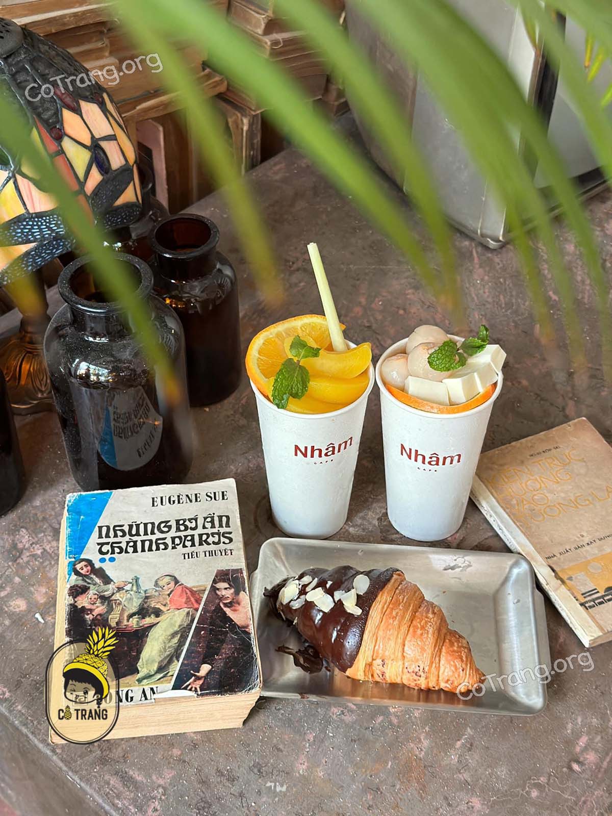 Góc checkin và đồ uống tại Nhâm Cafe Sài Gòn